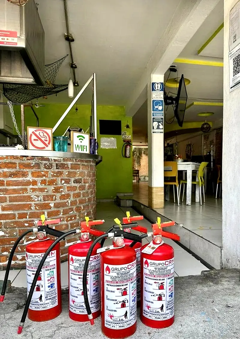 Extintores Grupo CRM Extintores instalados en un restaurante